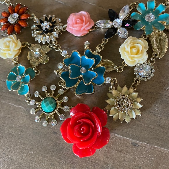 Amrita Singh Floral Necklace - Picture 2 of 4